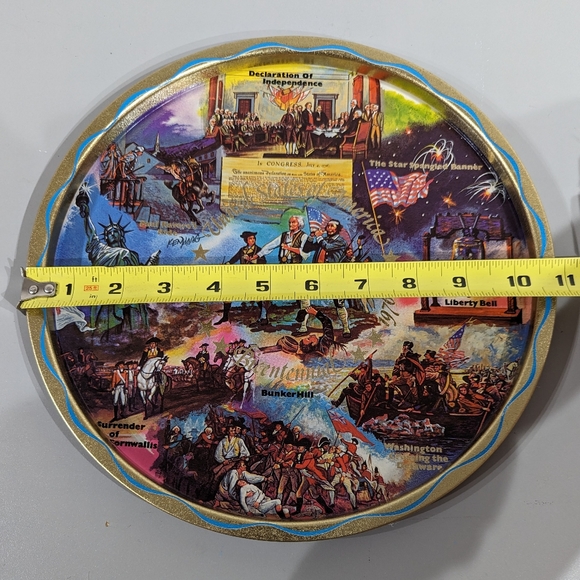 vintage Bicentennial 11" round tin tray - Picture 8 of 9